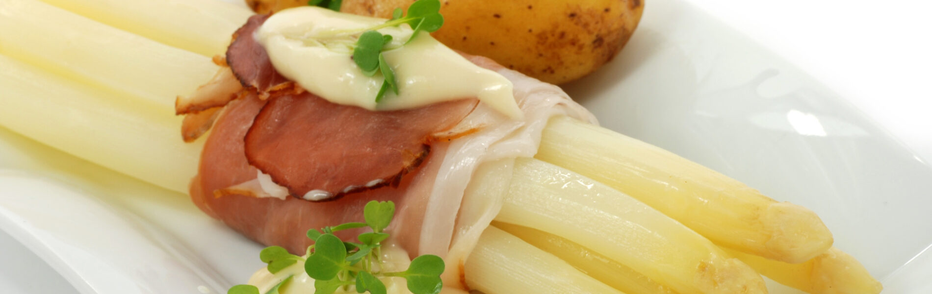 Spargel mit Pellkartoffeln und zerlassener Butter