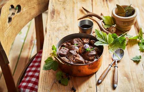 Wildschwein Gulasch mit Rotkohl und Bratkartoffeln Rezept